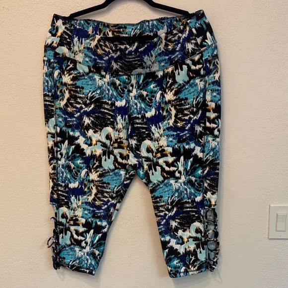 LANE BRYANT LIVI ABSTRACT BLUE STRAPPY HEM HIGH-RISE WICKING CAPRI LEGGING... - Picture 1 of 10